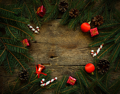 圣诞树枝上有圣诞装饰品木质纹图片