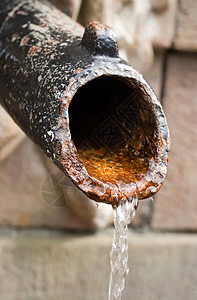 旧公用水泵的饮用水涓细流背景图片