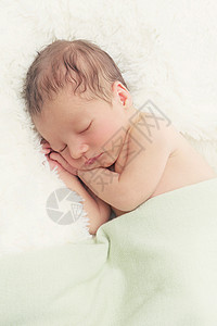 可爱的睡着新生婴儿头部下有双手复制空图片