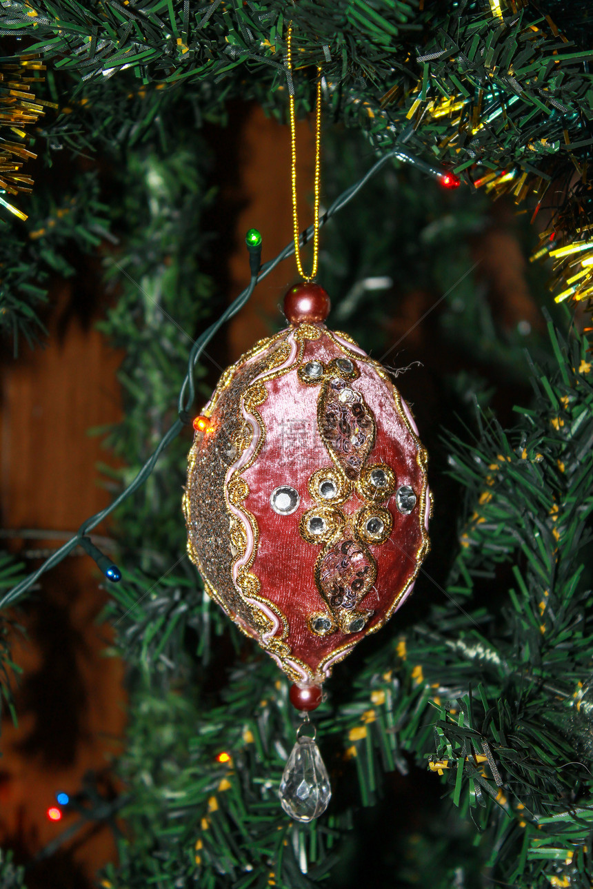 老式圣诞玩具挂在树上图片