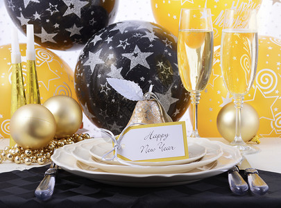 将近新年快乐黑色金色和白色晚宴餐桌位布置背景