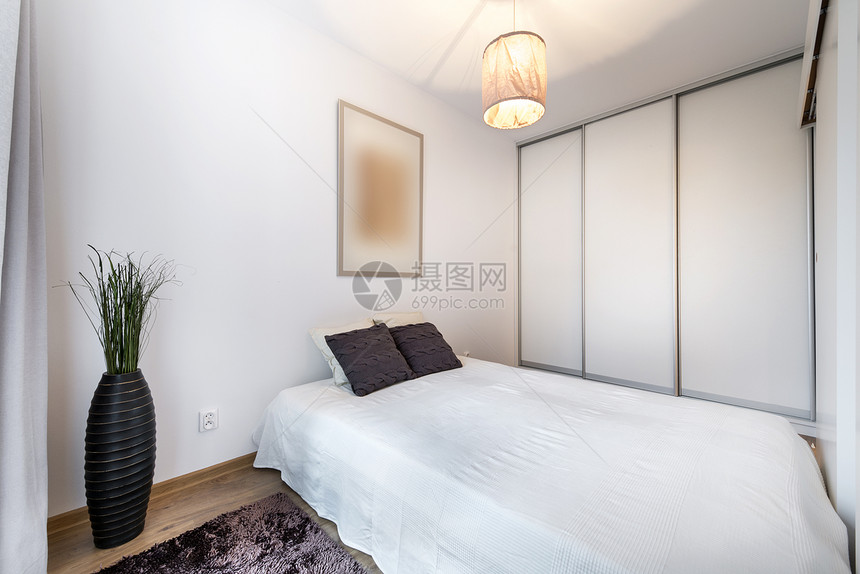 小公寓的时尚白色卧室图片