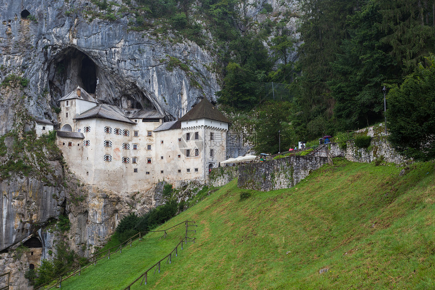斯洛文尼亚Predjama的洛基山内建造文艺复兴城堡图片
