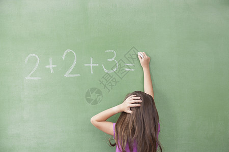 做数学练习的女孩图片