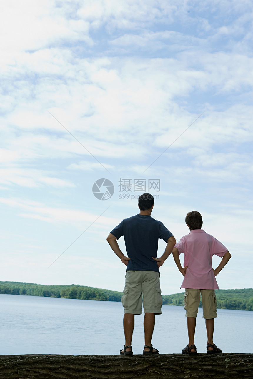 看湖的父亲和儿子图片