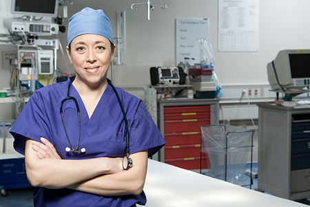 手术室的女外科医生图片