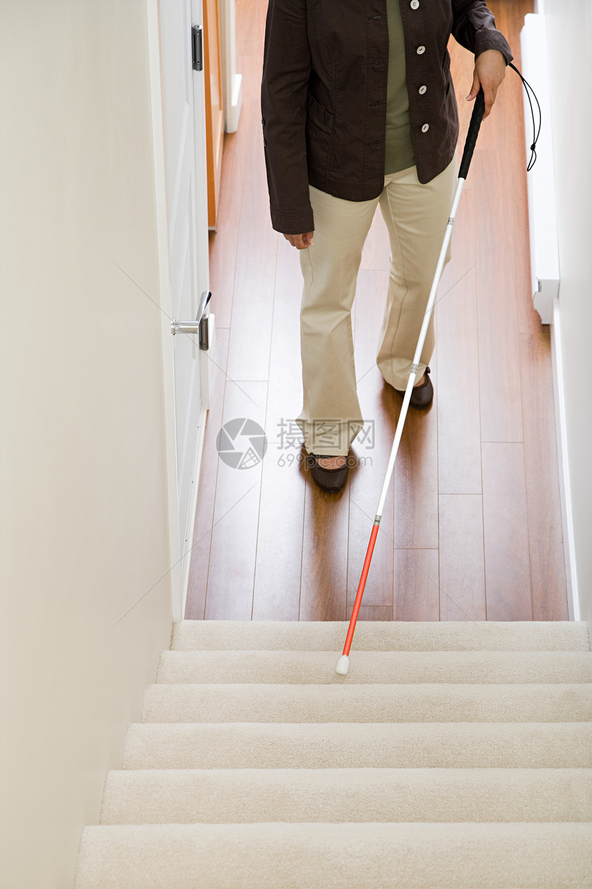 盲人妇女在楼梯图片