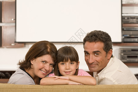 女孩和祖父母在客厅图片