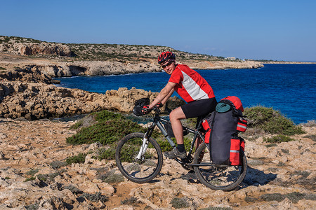 山地自行车沿着陡峭的海岸骑行塞浦路斯背景图片