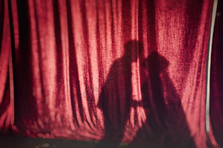 红色织物上接吻情侣的影子图片