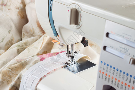 缝纫过程在缝纫机图片