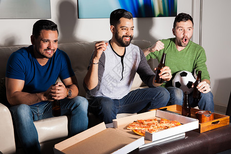 三个留着胡子的人在电视上看足球比赛图片