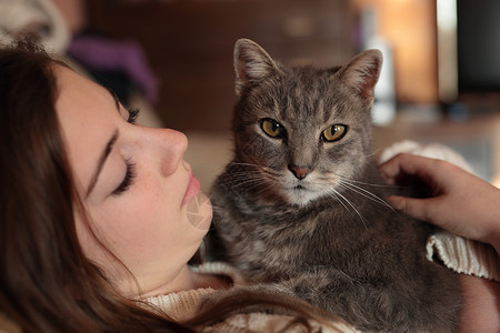 怀里抱着猫的少年图片