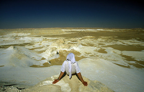 北非利比亚或埃及西部沙漠法拉夫村附近白色沙漠图片