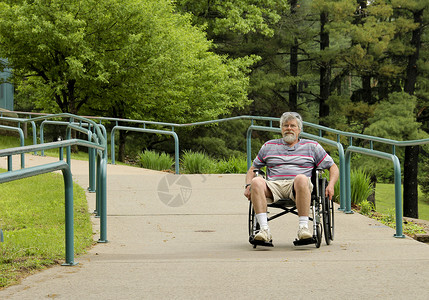 坐在轮椅上的残疾人坡道上的人背景图片