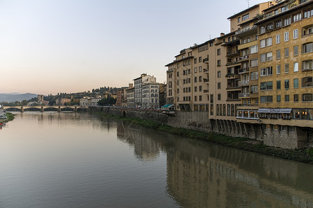 穿过意大利佛罗伦萨市的阿诺河图片