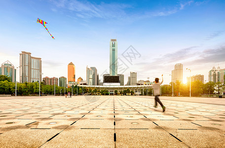 广州城市广场放风筝的男孩背景图片