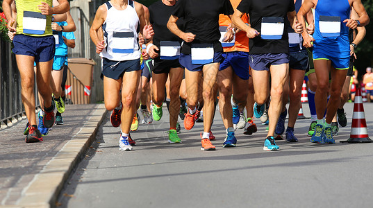 运动员参加马拉松比赛图片