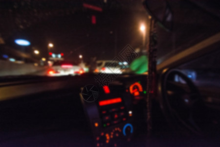 夜间行驶的汽车图像模糊图片
