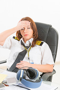 身穿制服有单人休息或睡在介绍室的劳累过度的女图片
