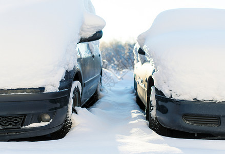 汽车在冬天被雪覆盖图片