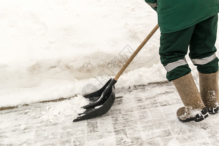 街道工人铲雪用人行道为图片