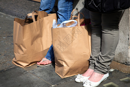 两名女店铺在脚上用纸袋包图片
