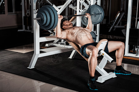 肌肉人做重体力锻炼运动健壮的人在板图片