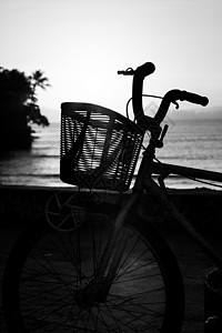 海边日落时的自行车背景图片