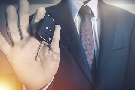 有车钥匙的汽车推销员汽车销售概念照片有现代汽车钥匙的图片