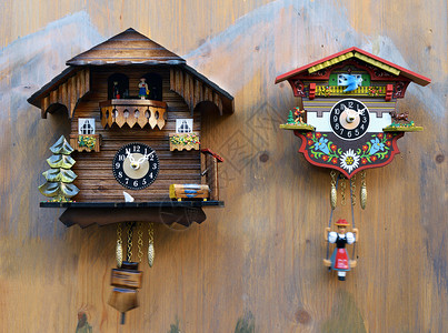 传统手工制作的彩色木制布谷鸟钟背景图片