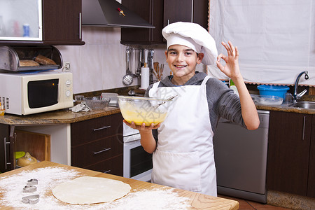 儿童衣服厨师做蛋糕高清图片