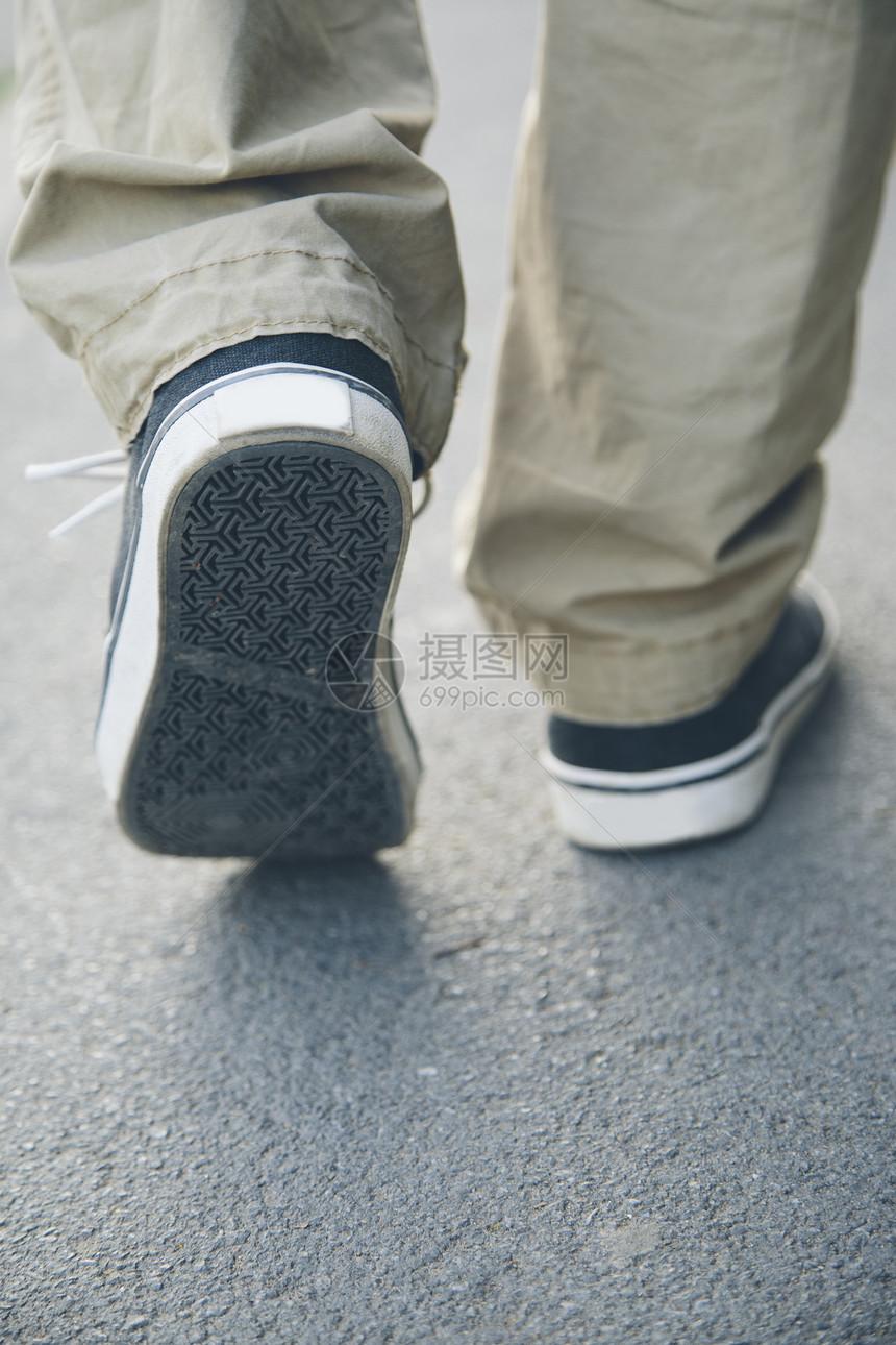 青年男子走路穿鞋图片