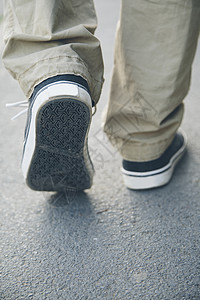 青年男子走路穿鞋背景图片