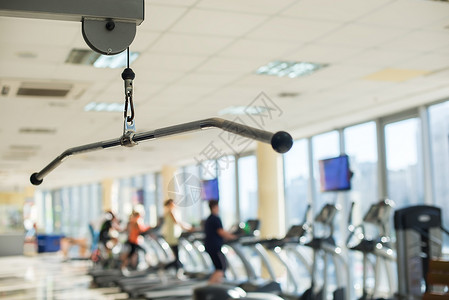 健身房里的训练器械带训练器械的健身房图片人们在健身图片