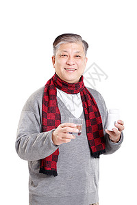 穿毛衣围巾吃药的亚洲老人表情图图片