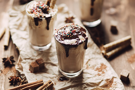 巧克力冰淇淋冰淇淋木制桌上图片