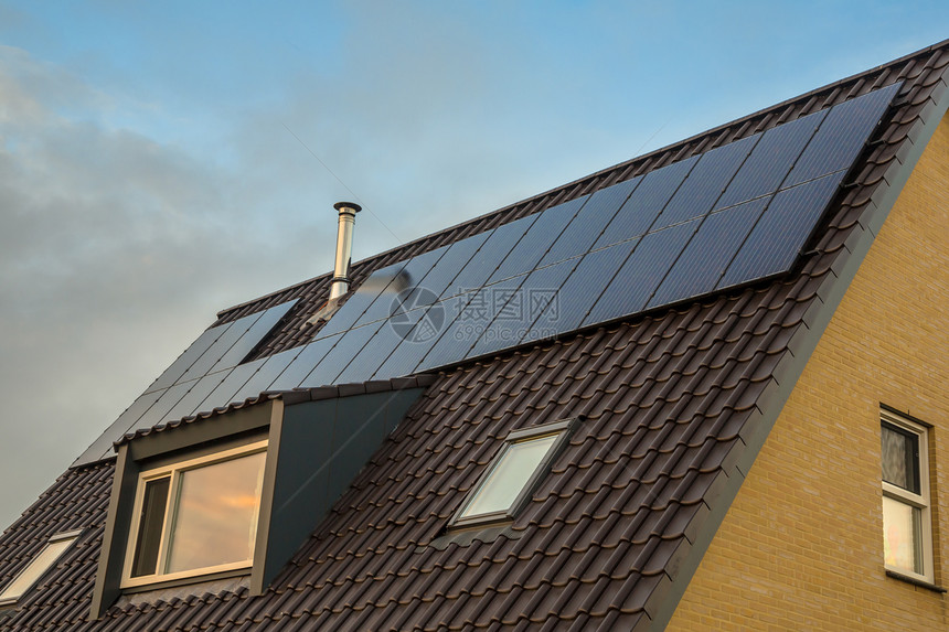 太阳能电池板与房顶瓷砖和房屋宿图片