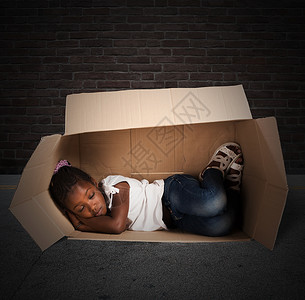可怜的小女孩睡在纸板里图片