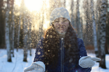 冬天的女孩雪球森林图片