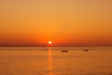 观赏海面上美丽的日落的景象渔图片