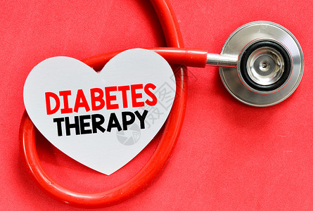 将糖尿病治疗记录在红色背景的听诊器和心脏符号图片