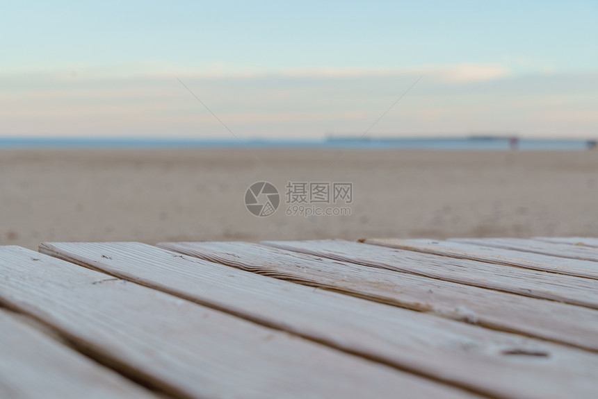 海边沙滩上的木地板图片