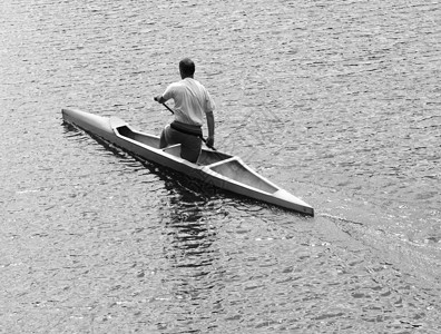 湖里的年轻男子独木舟古典黑白相片图片