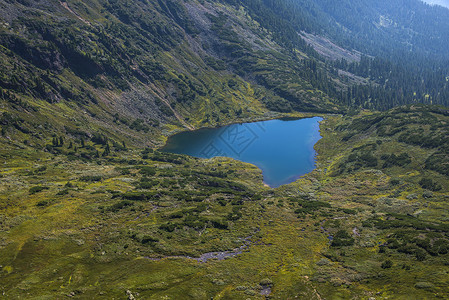 西伯利亚山上美丽的湖风景心图片