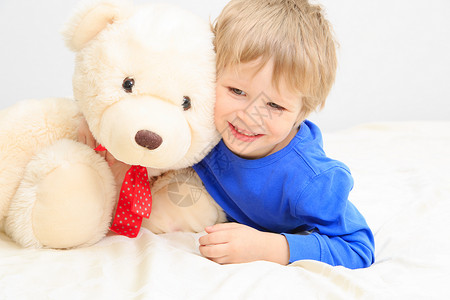 可爱的小男孩与泰迪熊孩子图片
