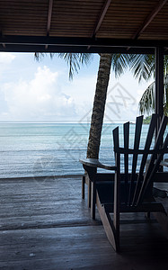 旅游胜地的阿迪朗达克椅和通过旅游胜地特立尼达和多巴哥的敞开图片