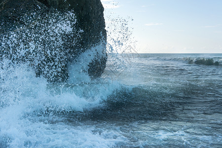 海浪冲击海岸特立尼达特立尼达和图片