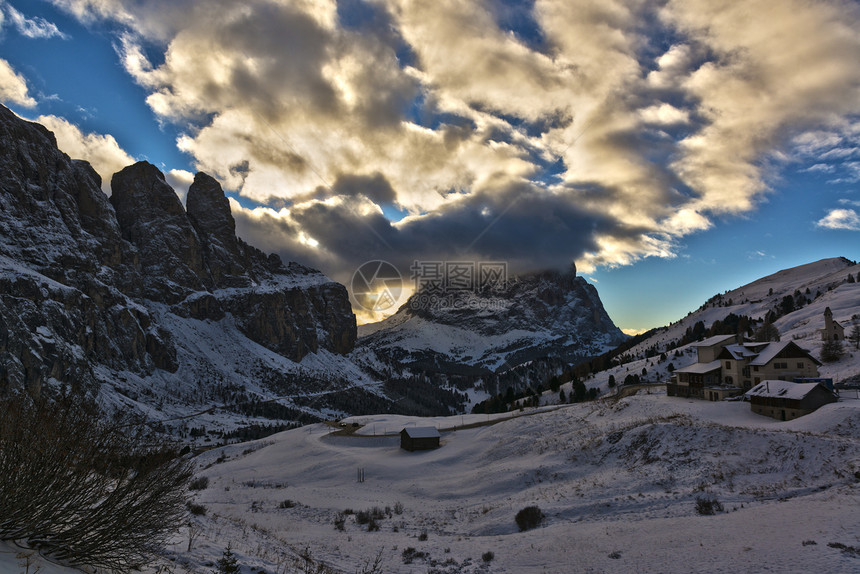 多洛米蒂山脉加迪纳山口的冬季景观图片