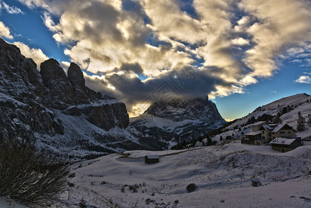 多洛米蒂山脉加迪纳山口的冬季景观背景图片